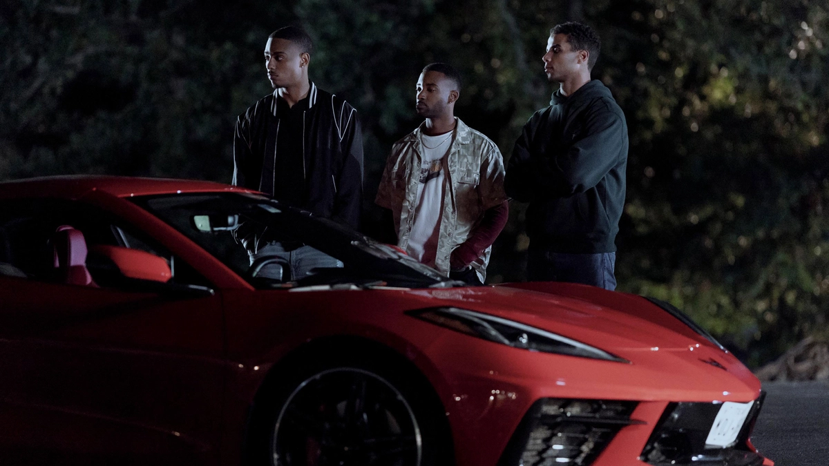 Khu Khép Kín (The Gates)